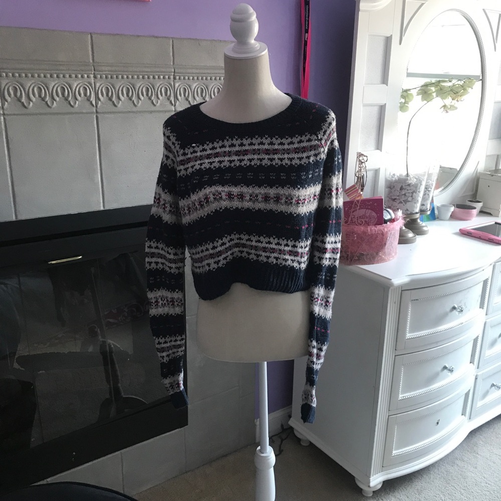 Cropped Abercrombie & Fitch sweater. Long sleeve.